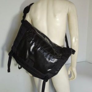 Patagonia Black Hole Messenger